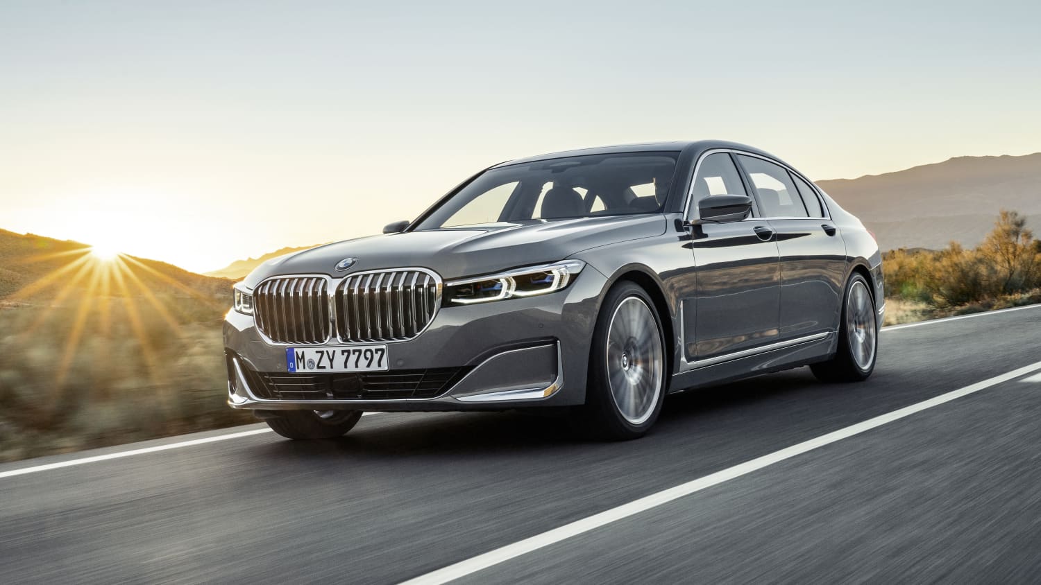 Front- und Seitenansicht eines silbernen BMW 7er