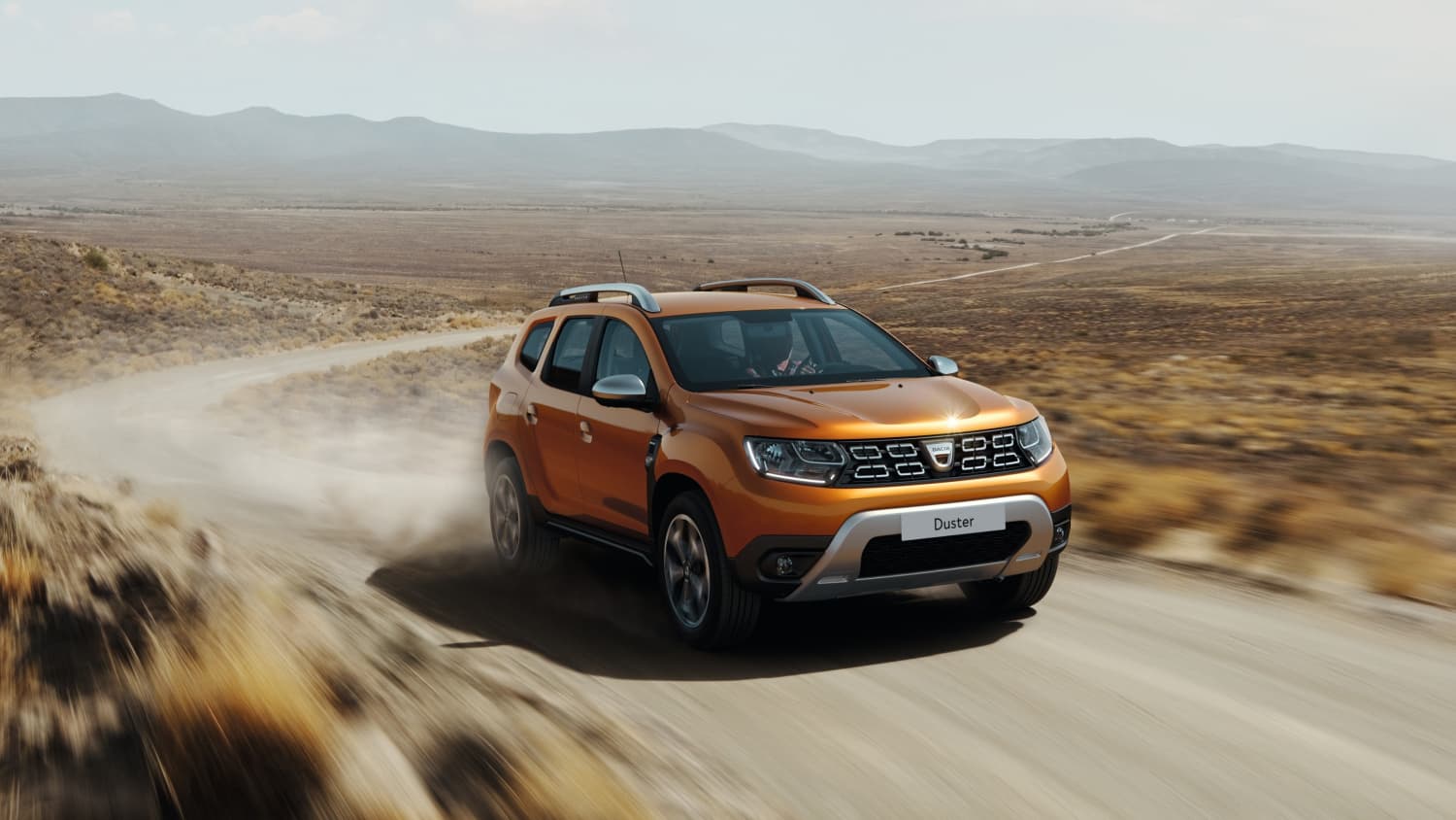 Front eines orangenen Dacia Duster fahrend