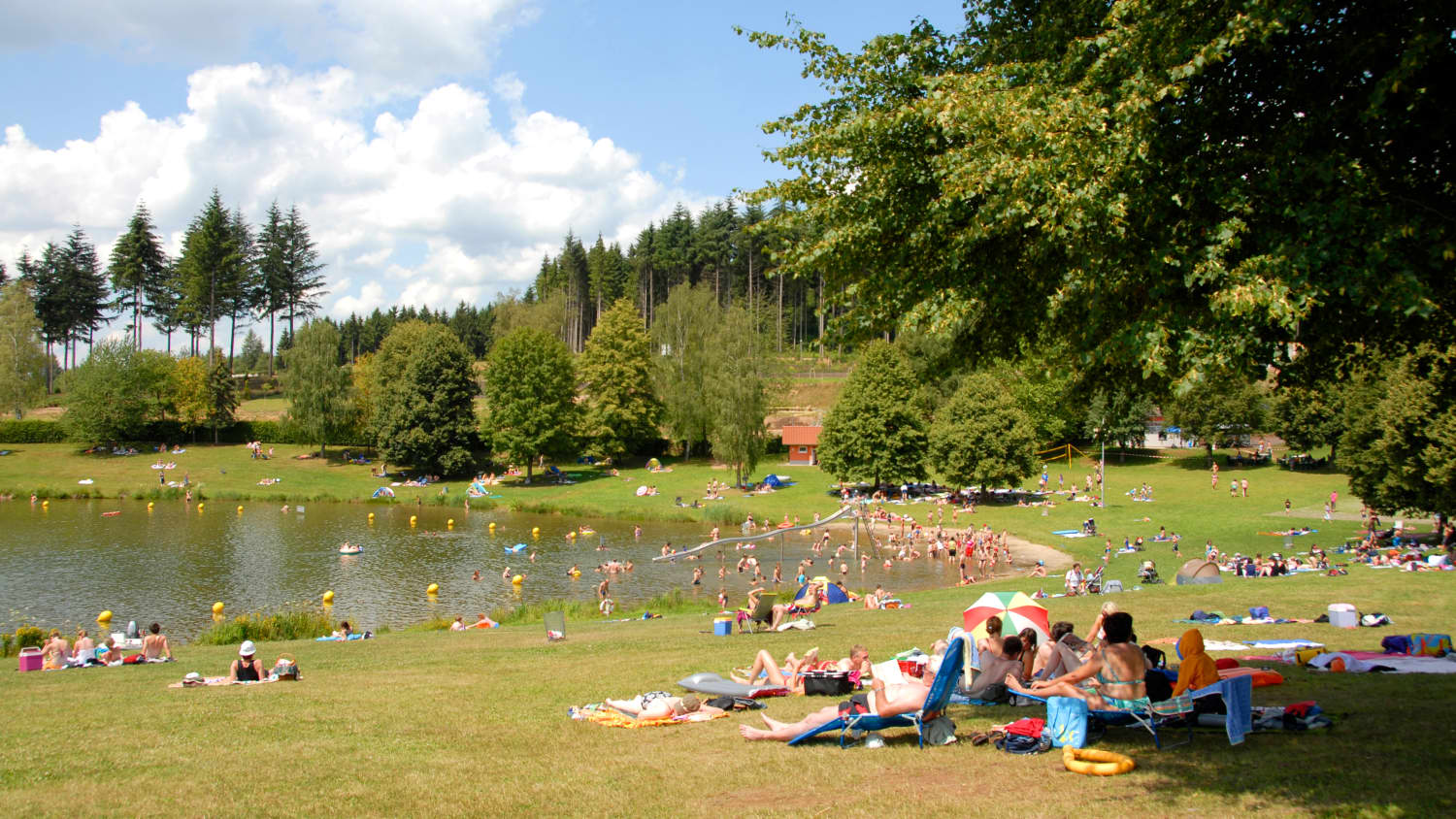 Badende am Stausee in Losheim