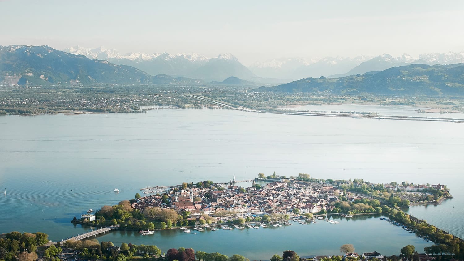 Blick auf den Bodensee und die Insel Lindau