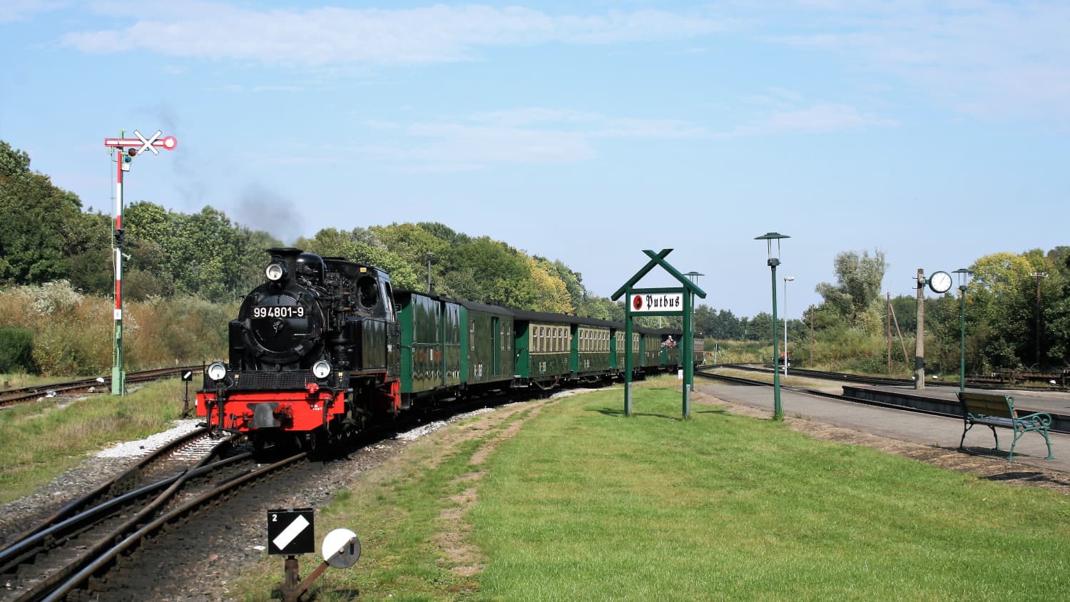 Der rasende Roland der Rügensche BäderBahn am Bahnhof Potbus