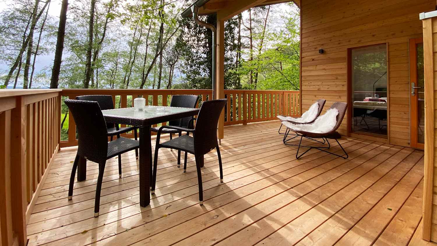 Die Terasse des Baumhaus Wipfelglück in Bayern