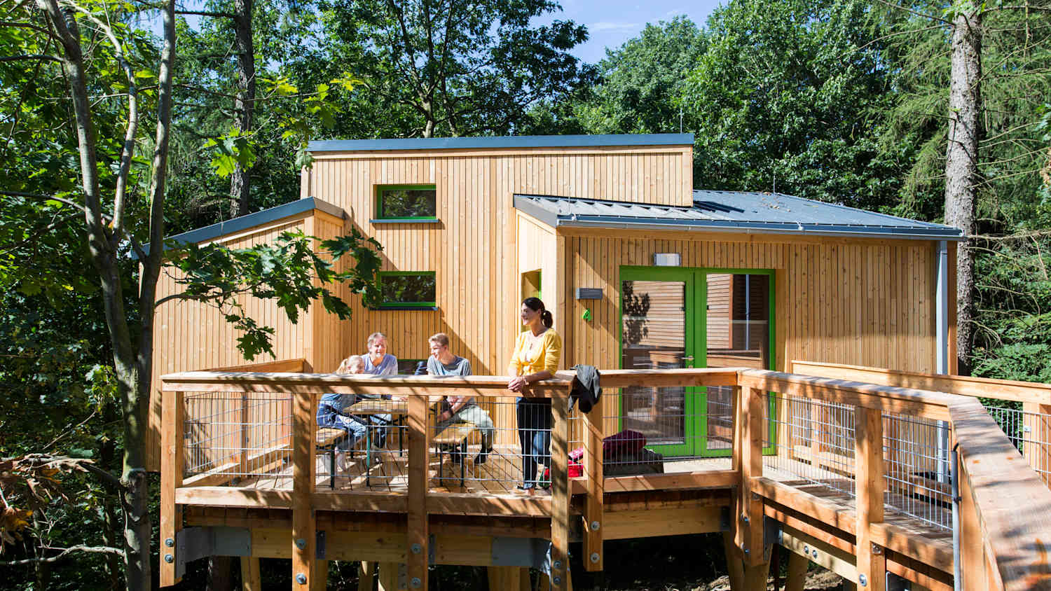 Leute auf der Terasse der Panarbora Baumhaus Jugendherberge Waldbroel Nordrhein Westfalen