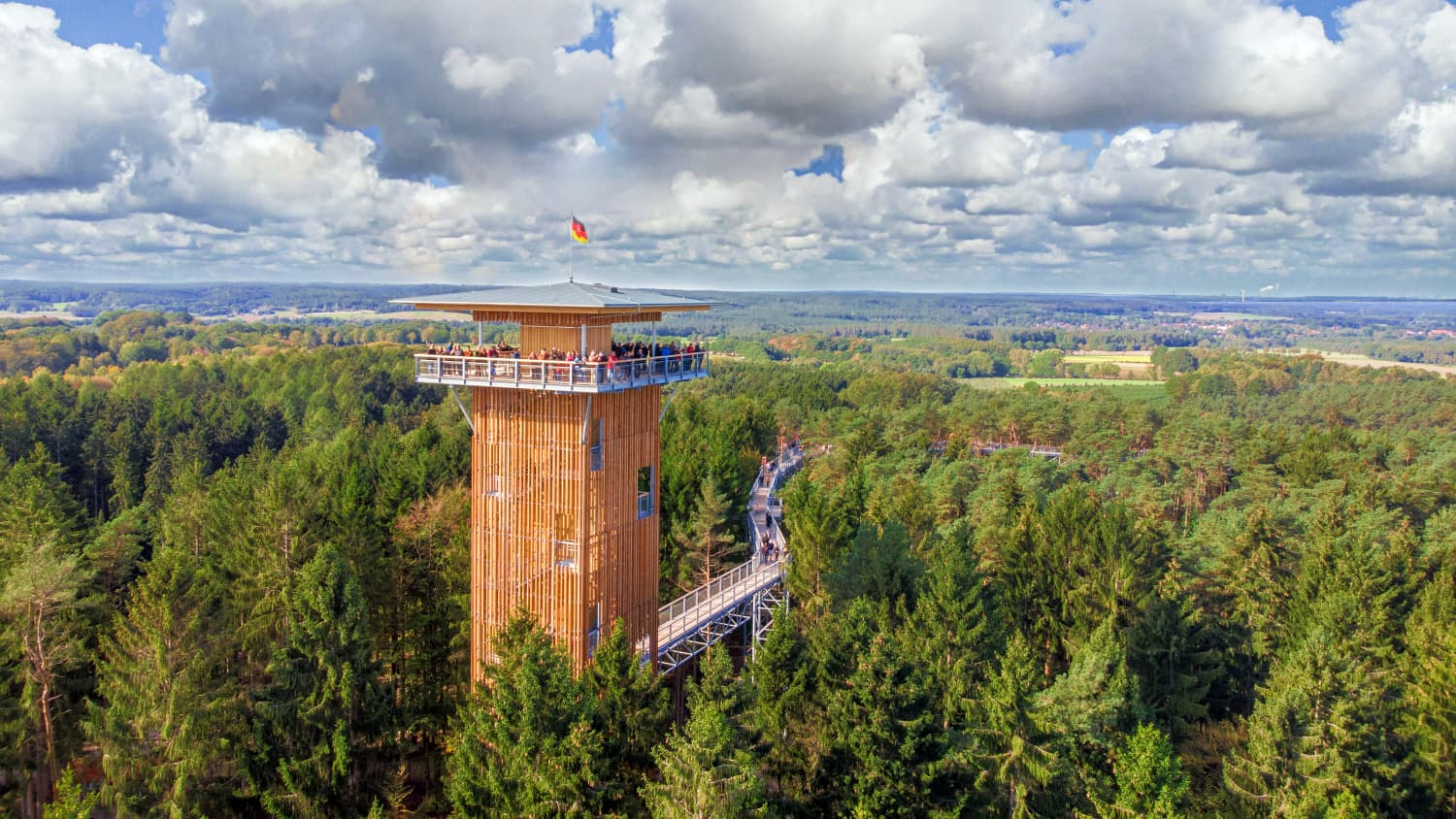 Baumwipfelpfad Heide Himmel