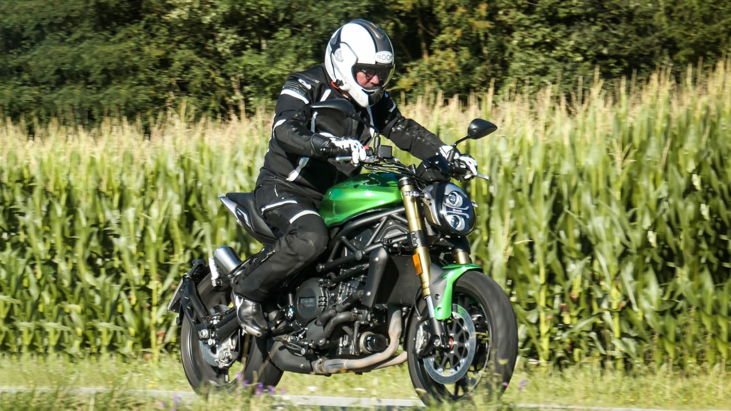 Eine Benelli 752S färht an einem Maisfeld vorbei