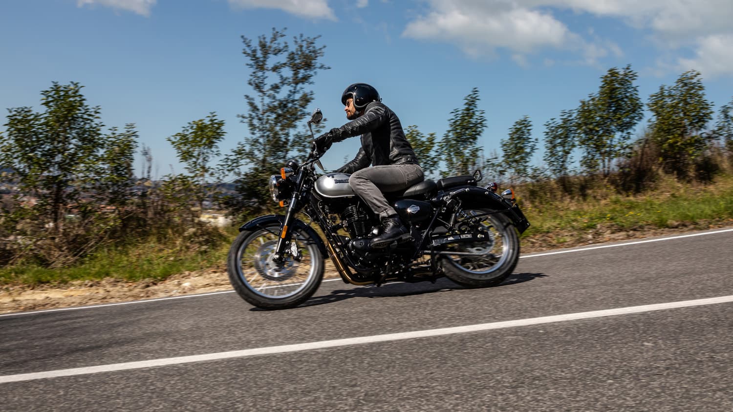 Motorradfahre auf der neuen Benelli Imperiale 400