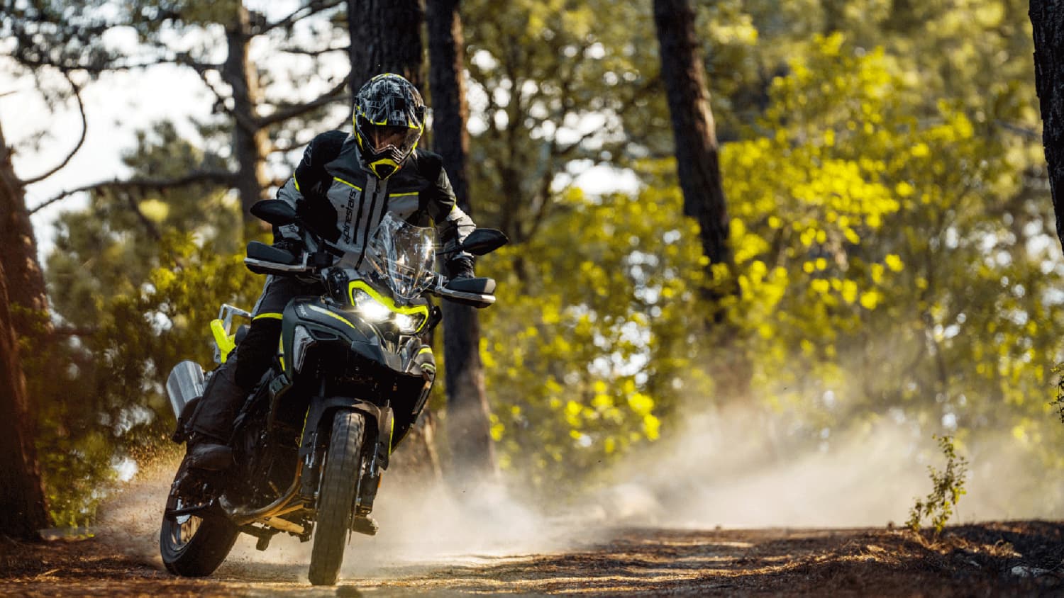 Die Benelli TRK 702 X fahrend auf einer Off-Road Strecke
