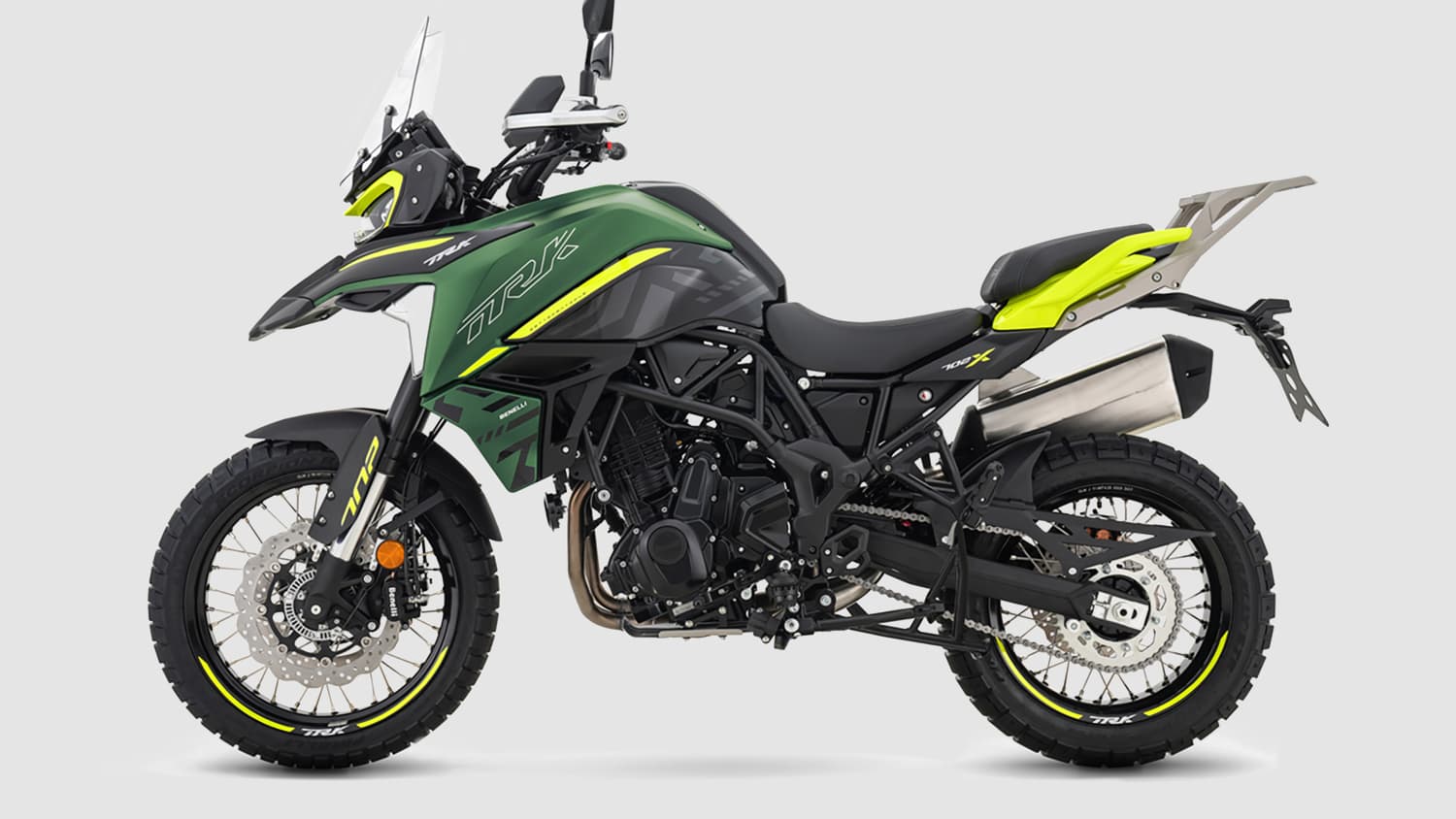 Die Benelli TRK 702 X stehend seitlich zu sehen