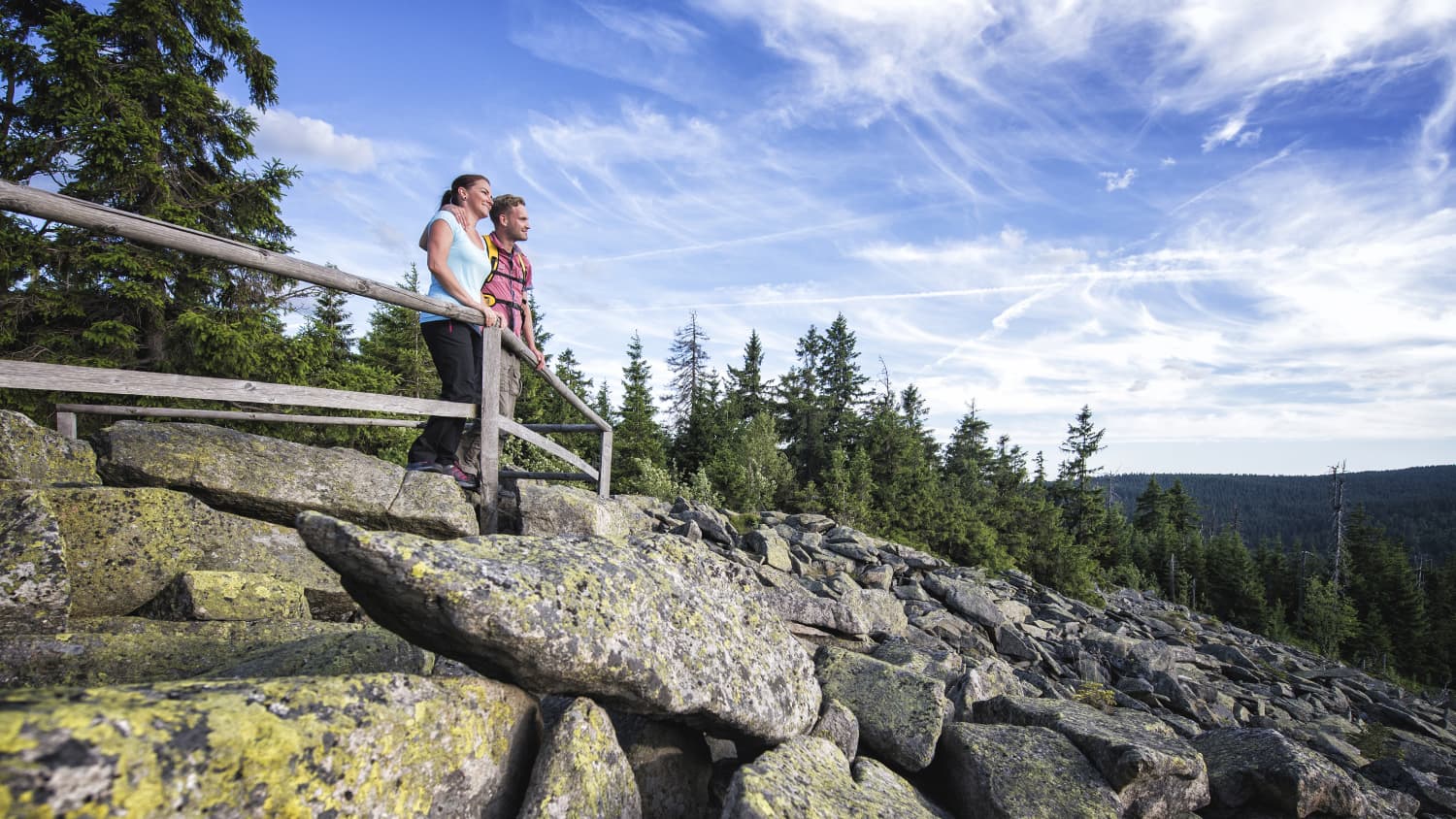 Mann und Frau beim Wandern am Schneeberg im Fichtelgebirge