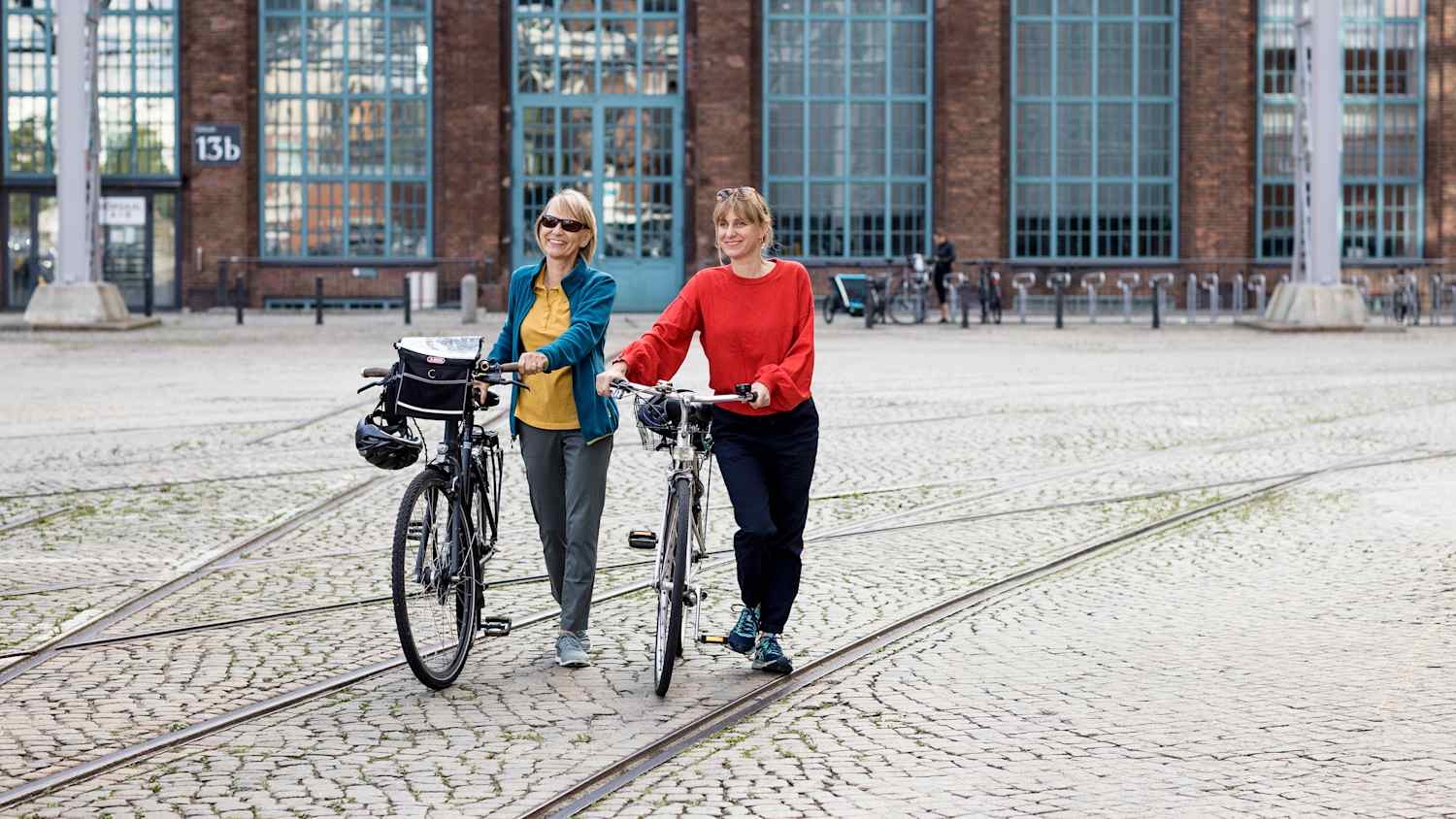 Zwei Frauen mit ihren Fahrrädern auf der Radroute 1 bei der FAhrradtour Industriekultur