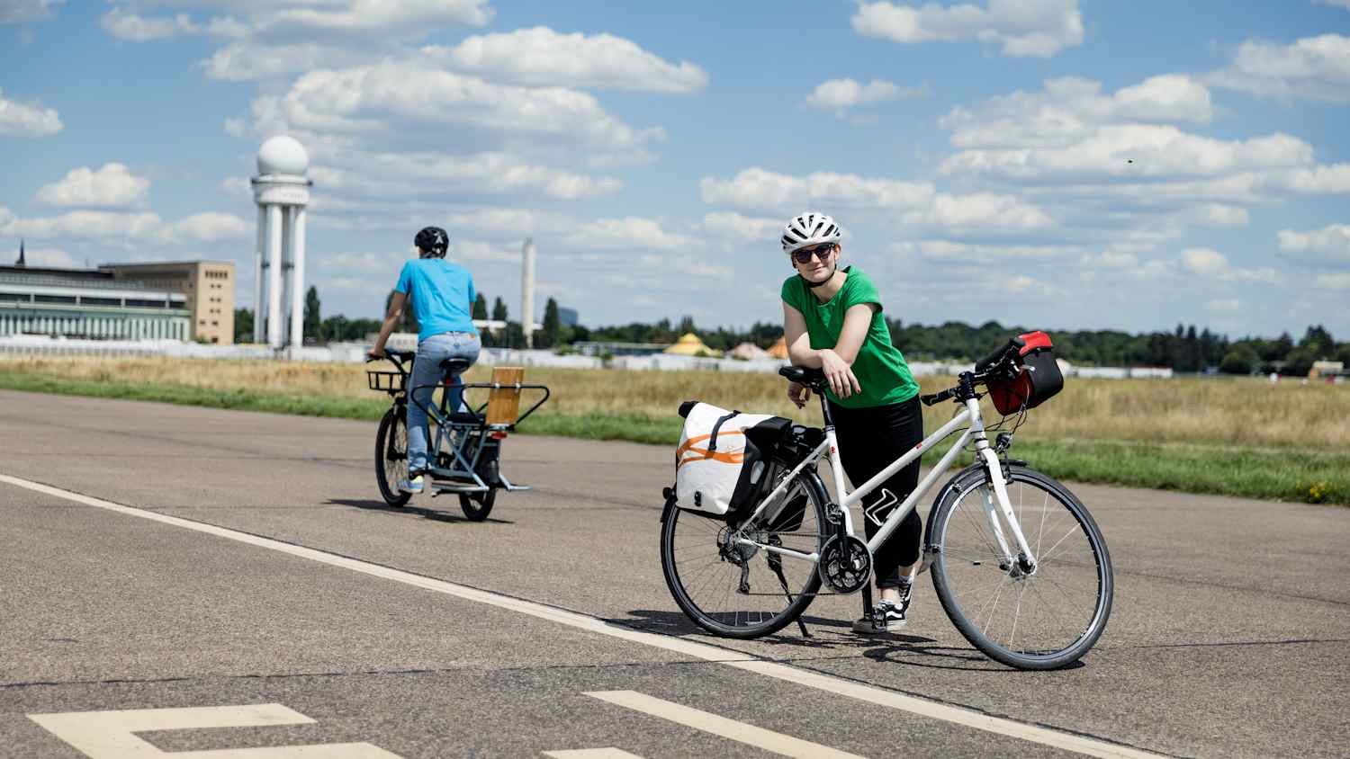Fahrradfahrer auf der Radroute 7 auf dem Tempelhofer Feld