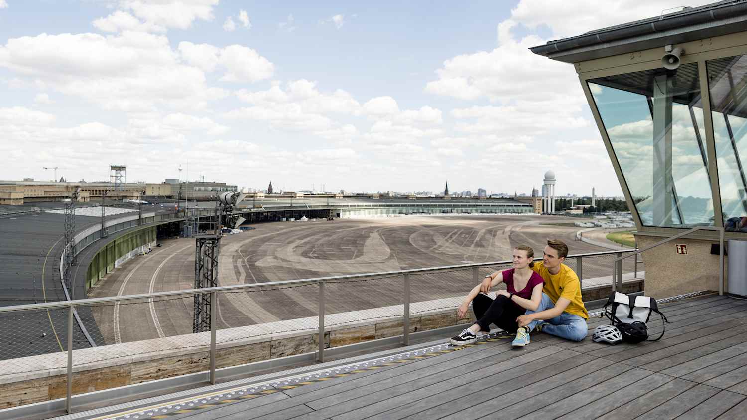 Ein Paar auf der Aussichtsterrasse des Tempelhofer Feld