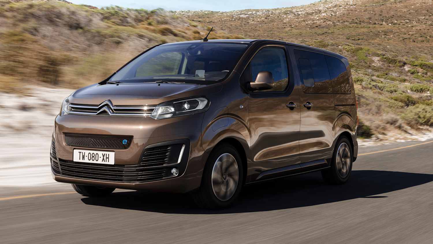 Front und Seitenansicht eines fahrenden Citroen e-Spacetourer