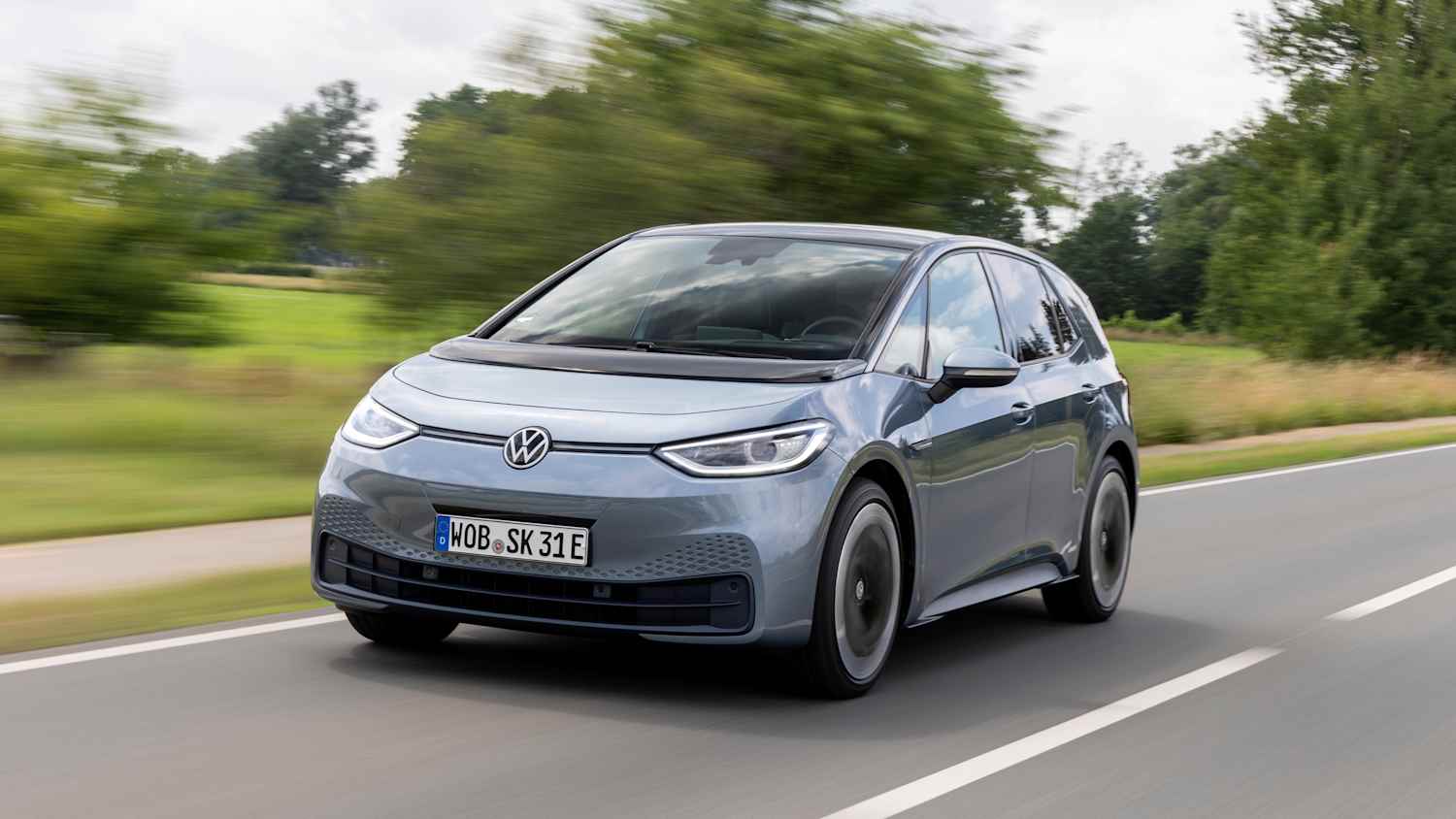 Front und Seitenansicht eines fahrenden VW ID3