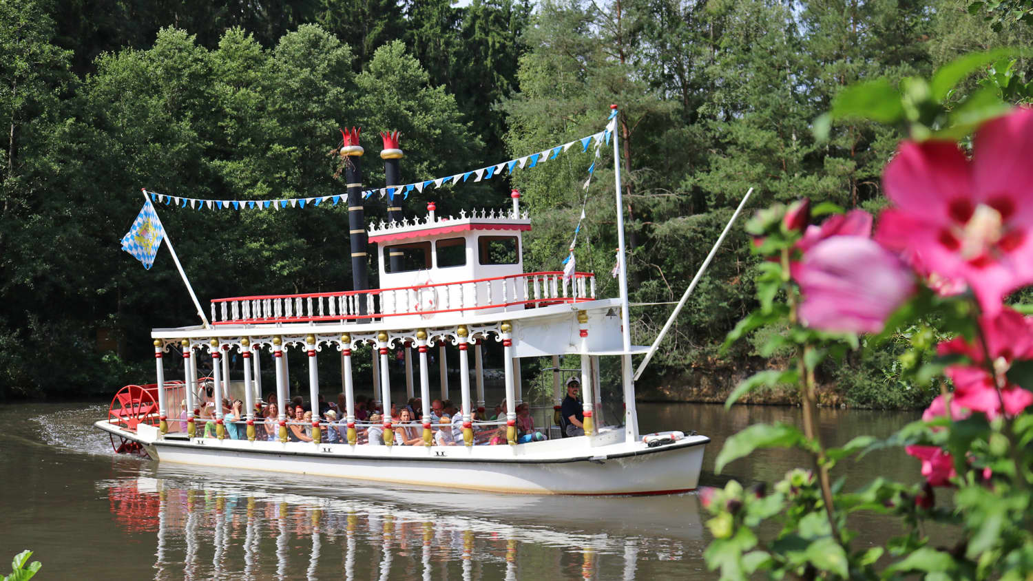 Der Raddampfer mit Besuchern im Bayern Park