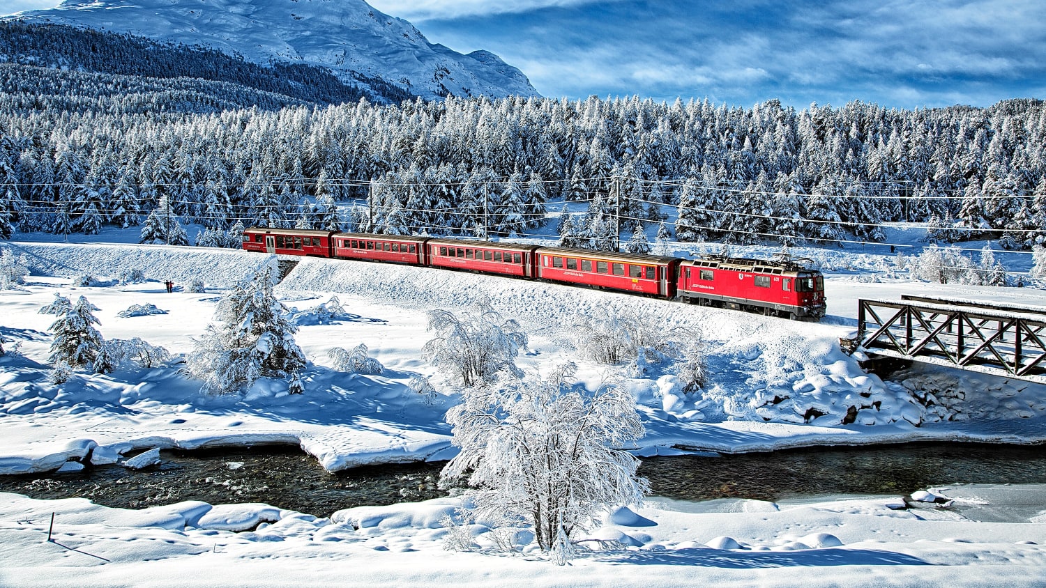 Die Rhaetische Bahn fährt durch die Schweiz, durch den Stazer Wald
