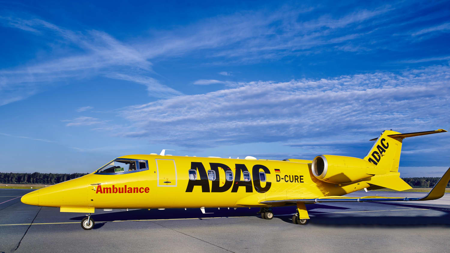 Ein ADAC Flieger auf dem Rollfeld