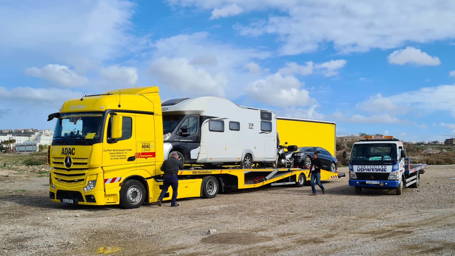 Autos werden auf einen Autotransporter geladen