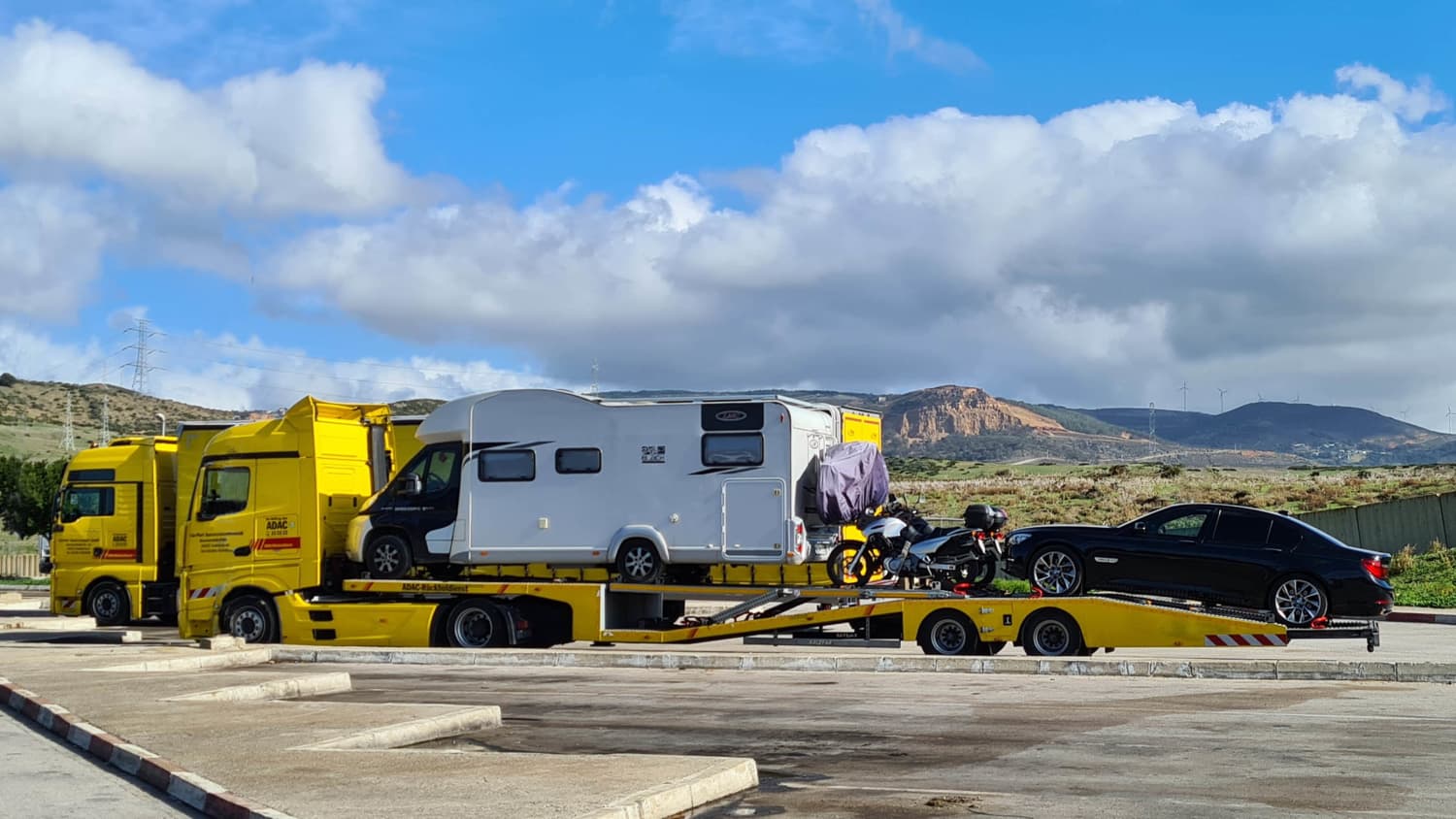 Autos werden auf einen Autotransporter geladen