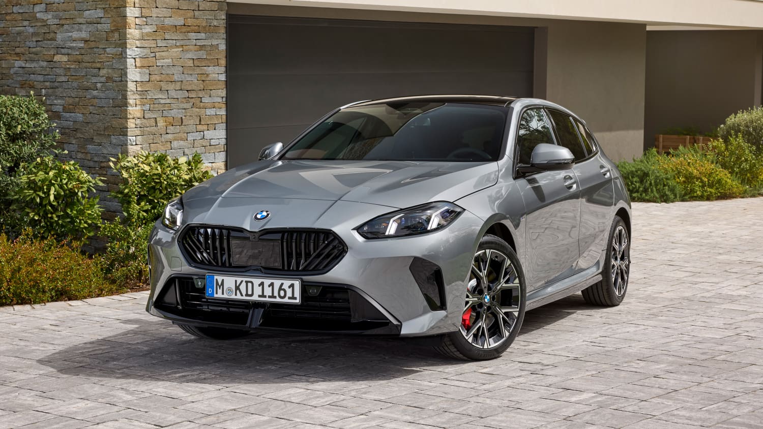 Frontansicht eines stehenden silbernen 1er BMW nach Facelift
