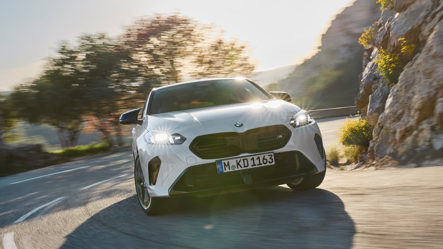 Frontansicht eines fahrenden 1er BMW nach Facelift