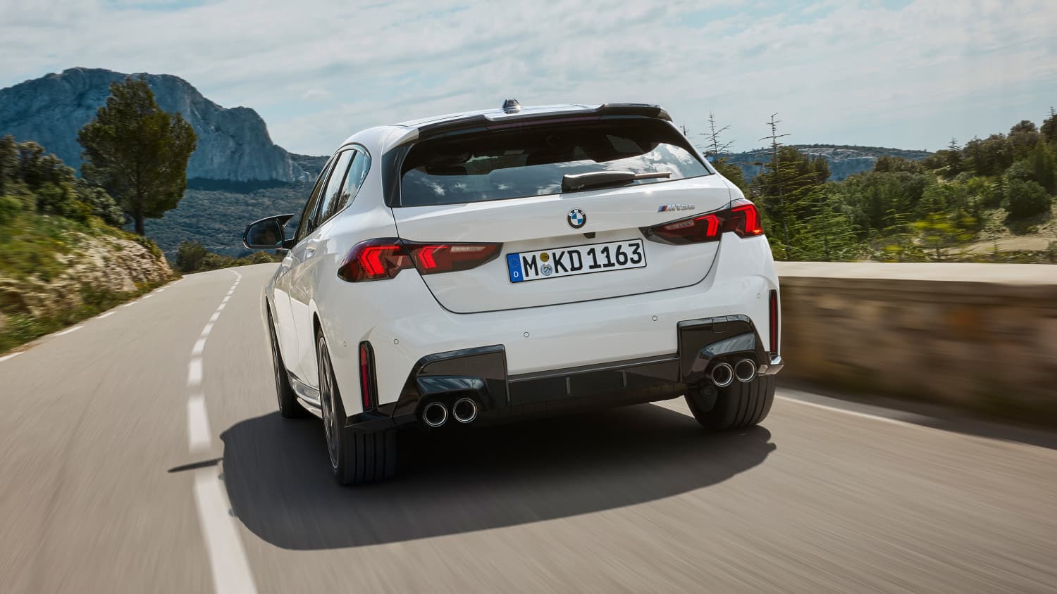 Heckansicht eines fahrenden 1er BMW nach Facelift