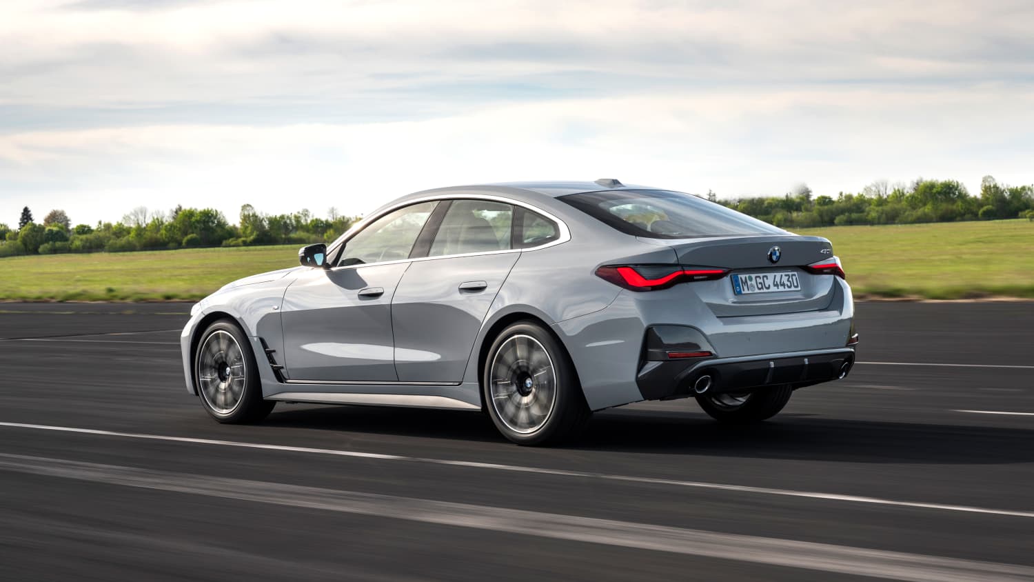 Heck und Seitenansicht eines fahrenden BMW 4er Gran Coupe
