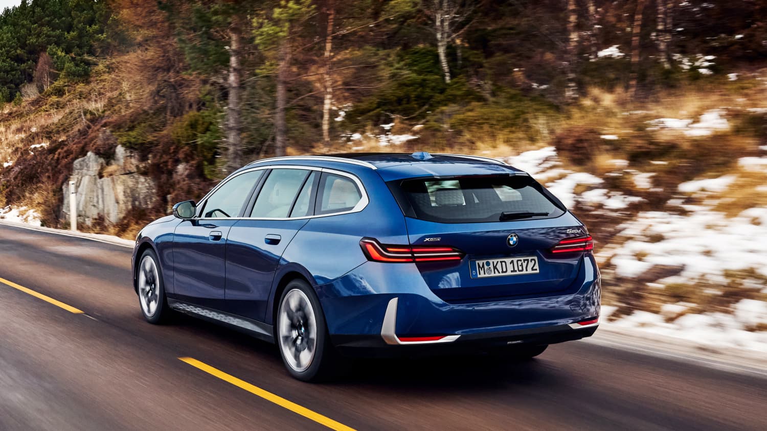 Aufnahmen des Heck des fahrenden BMW 5er Touring