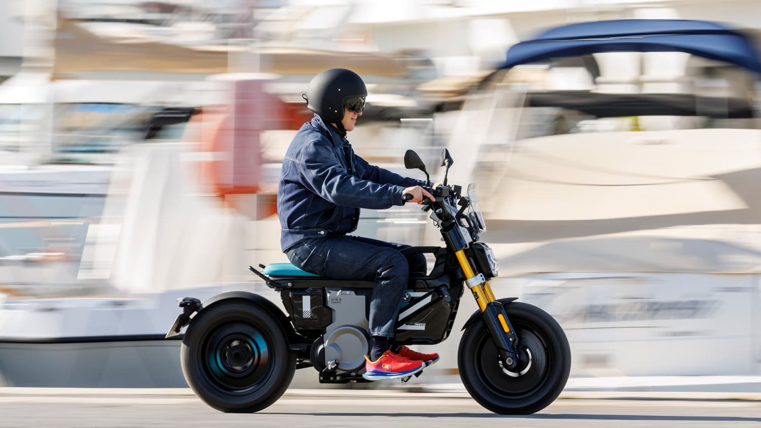 Seitenansicht einer fahrenden BMW CE 02