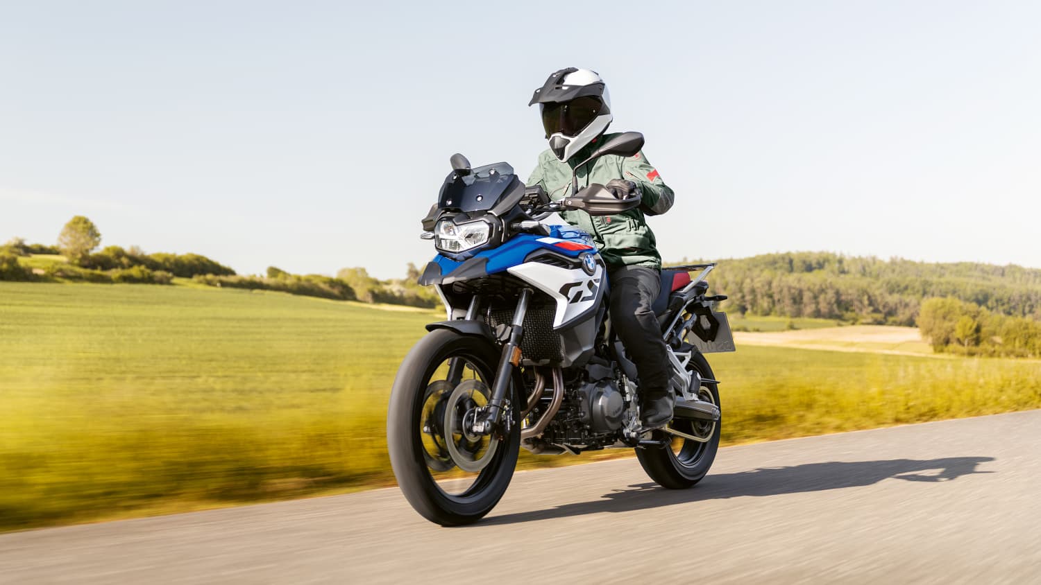 Fahrer:in auf einer fahrenden BMW F 800 GS