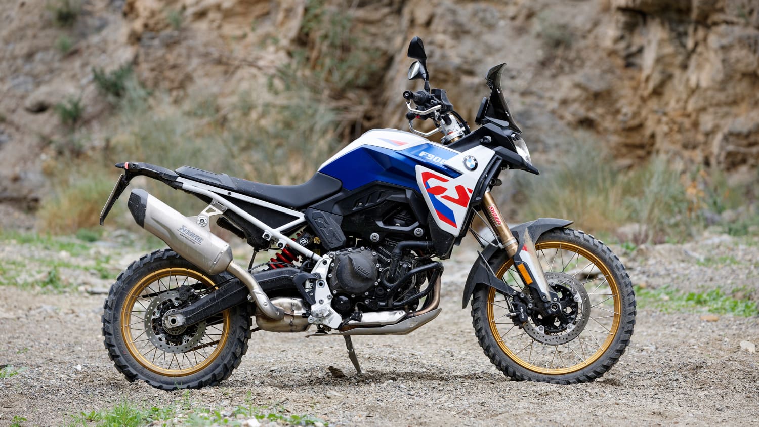 Seitenansicht einer stehenden BMW F 900 GS