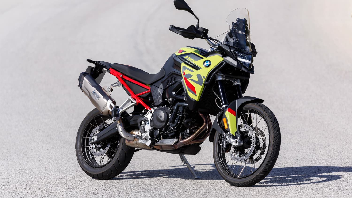 Seitenansicht einer stehenden BMW F 900 GS