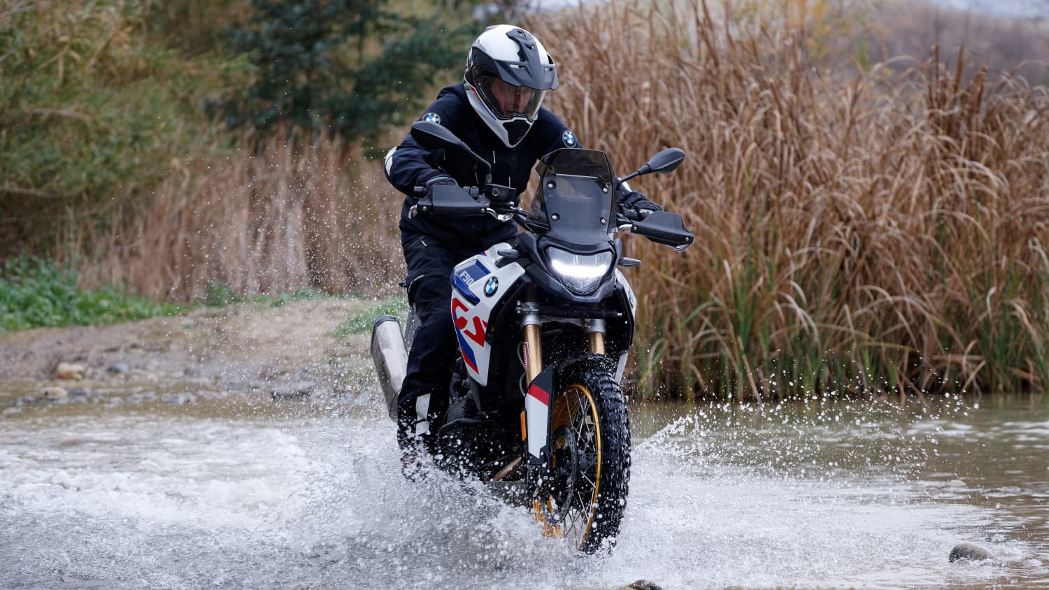 Frontansicht einer BMW F 900 GS die durch Wasser fährt