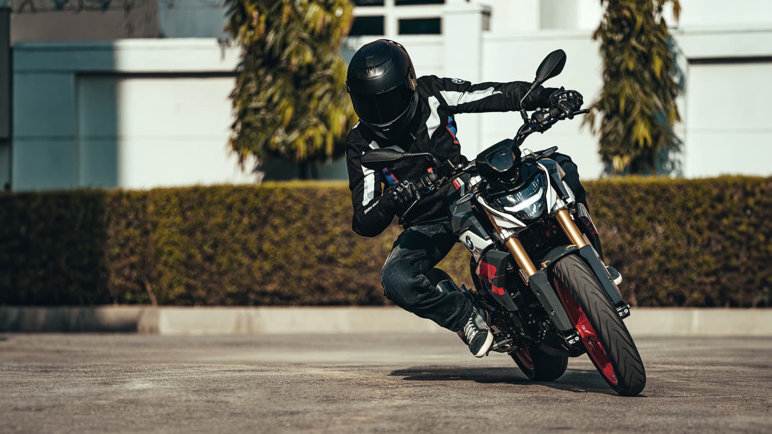 Frontansicht eines BMW G310 R Motorrads