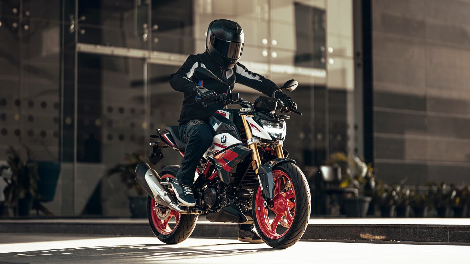 Ein BMW G310 R Motorrad fahrend auf einer Straße fotografiert
