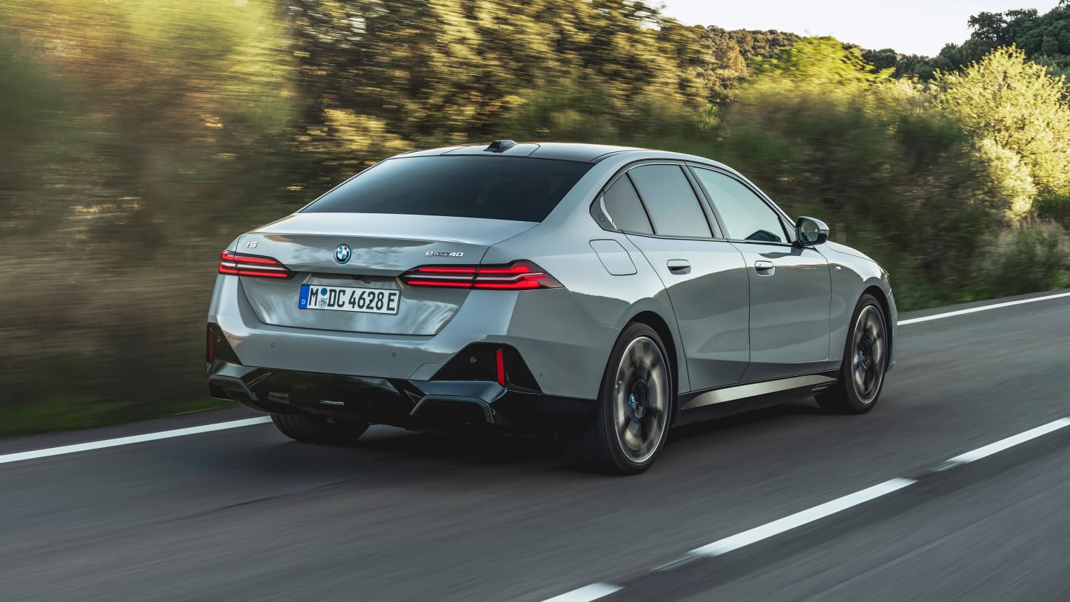 Heckansicht eines fahrenden BMW i5