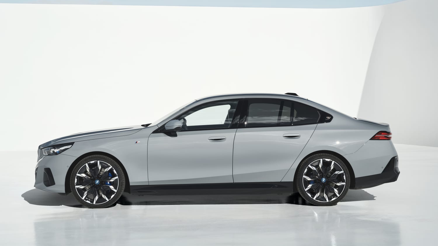 Seitenansicht eines stehenden BMW i5