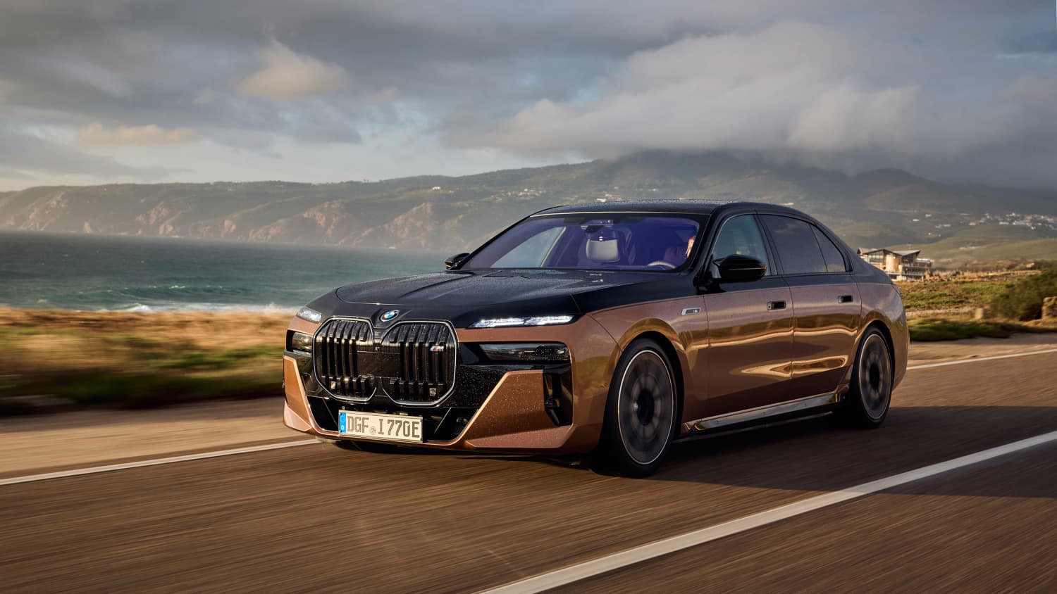 Der BMW I7 Liquid Cooper fährt auf einer Straße