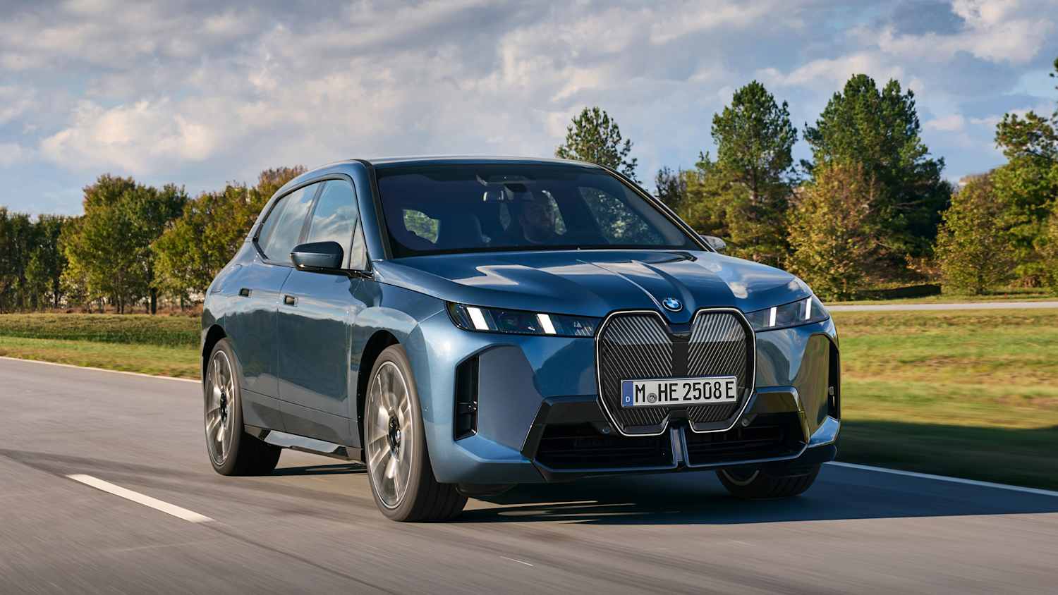 Frontansicht eines fahrenden BMW iX nach Facelift