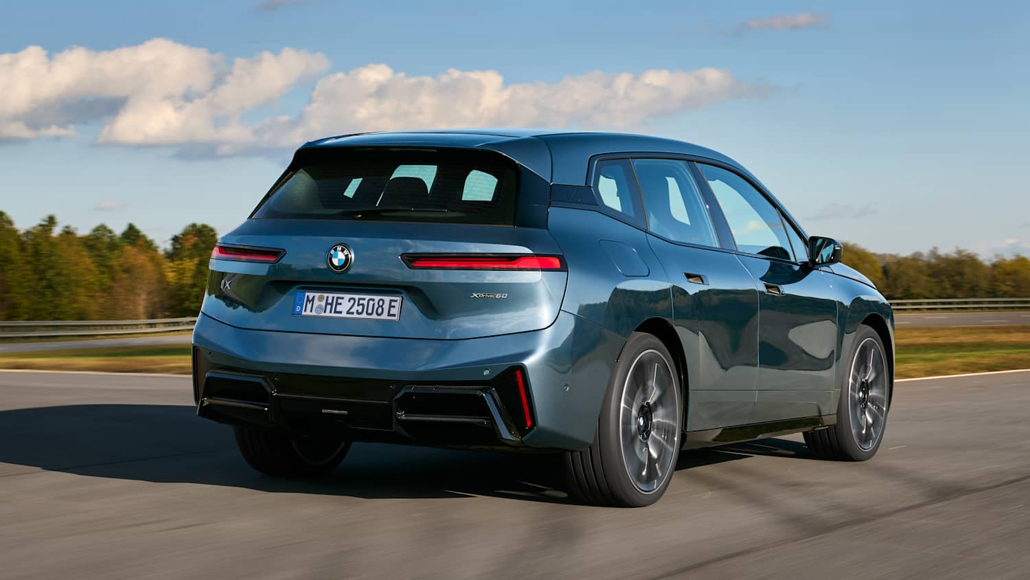 Heckansicht eines fahrenden BMW iX nach Facelift