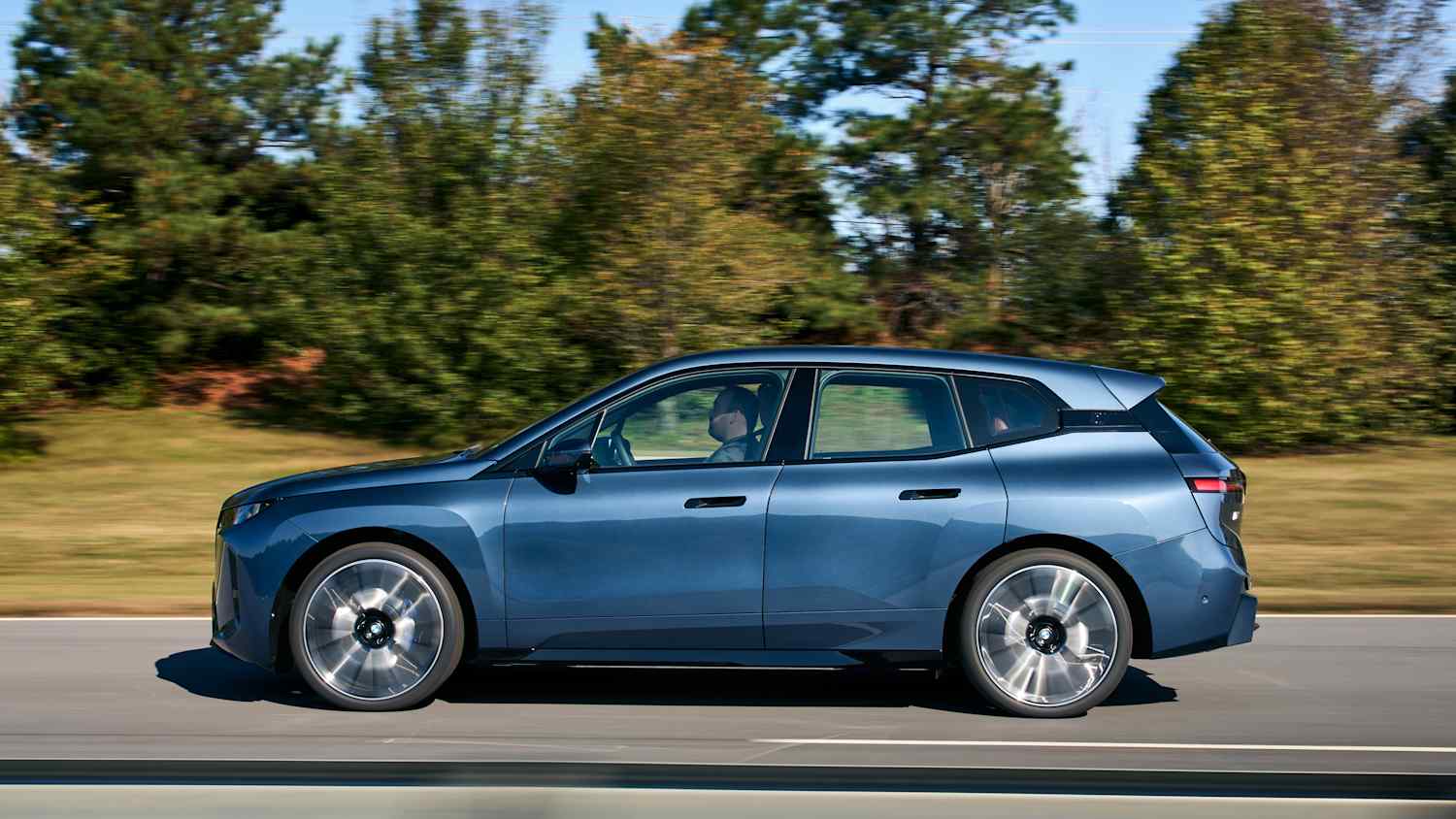 Seitenansicht eines fahrenden BMW iX nach Facelift