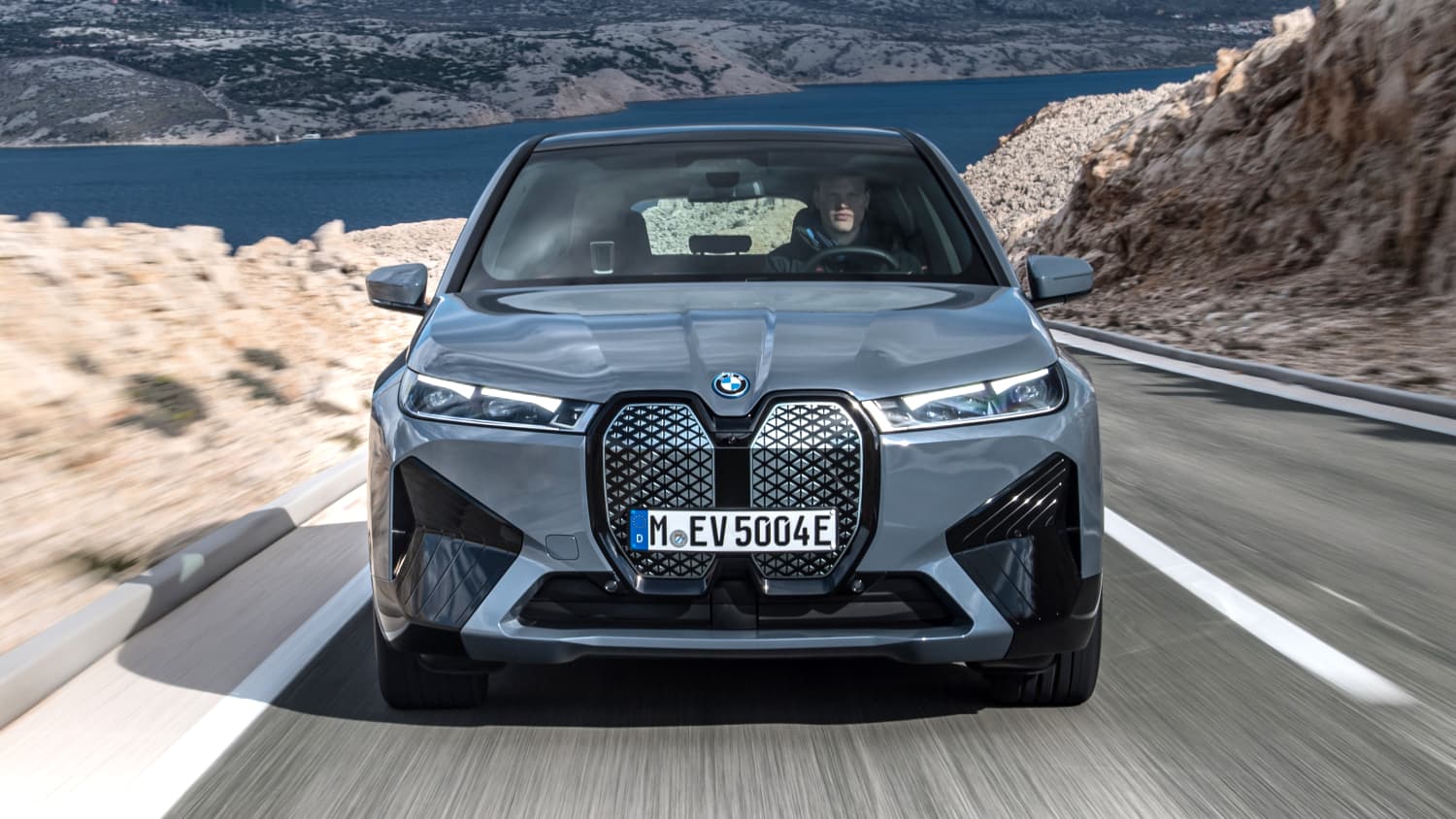 Frontansicht eines fahrenden BMW iX