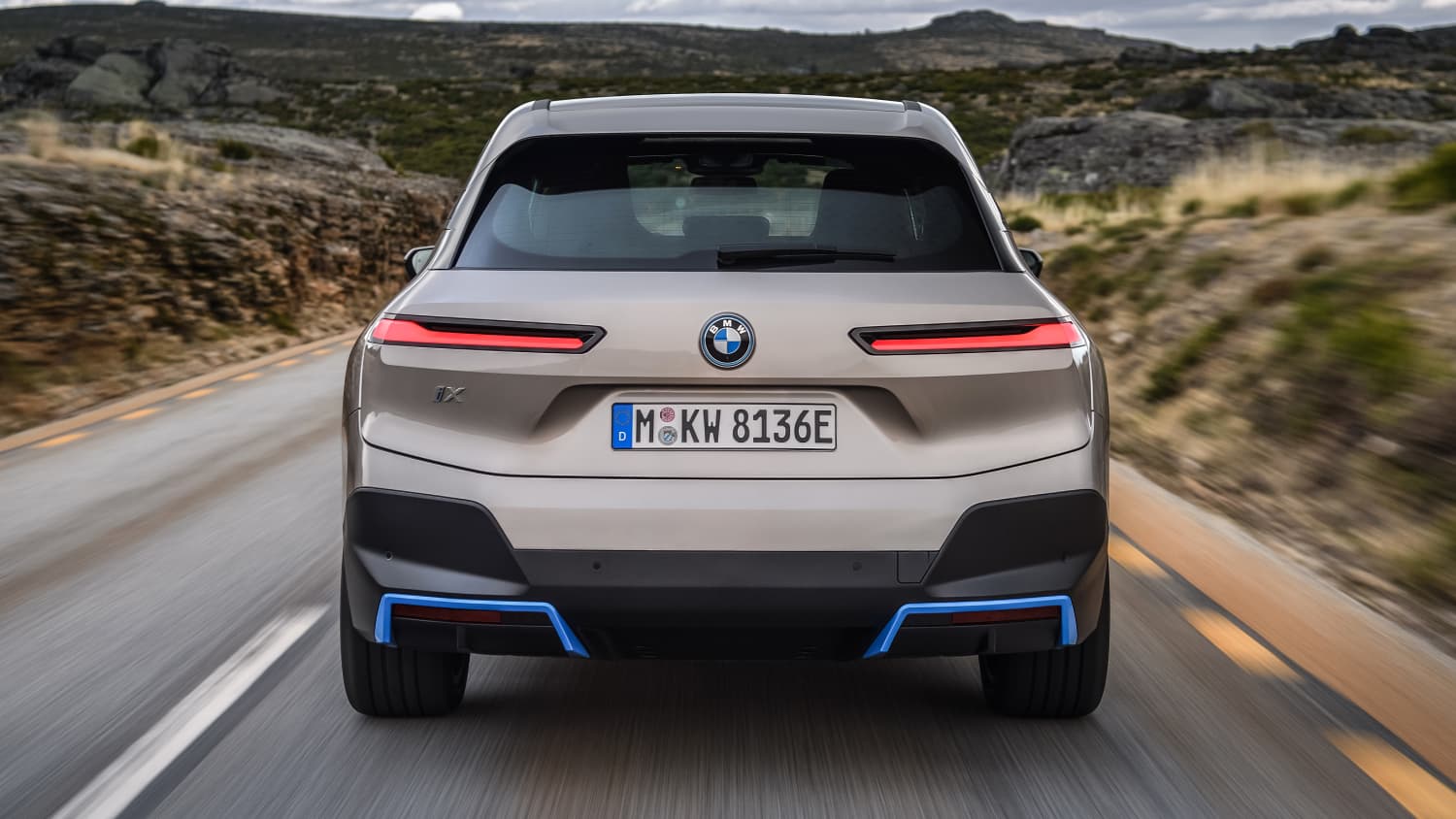 Heckansicht des fahrenden BMW iX
