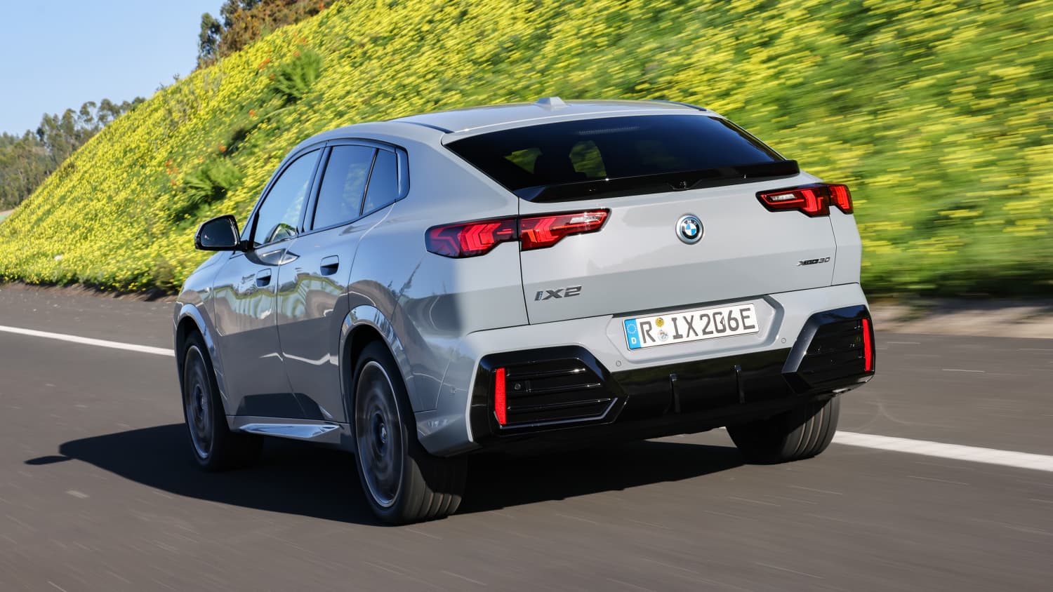 Heckansicht eines fahrenden BMW iX2
