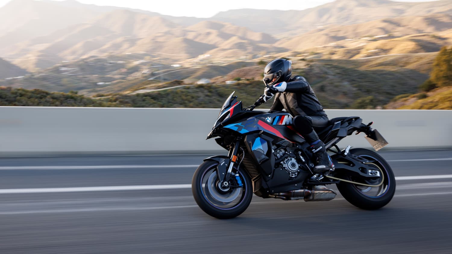 Seitenansicht einer fahrenden BMW M 1000 XR