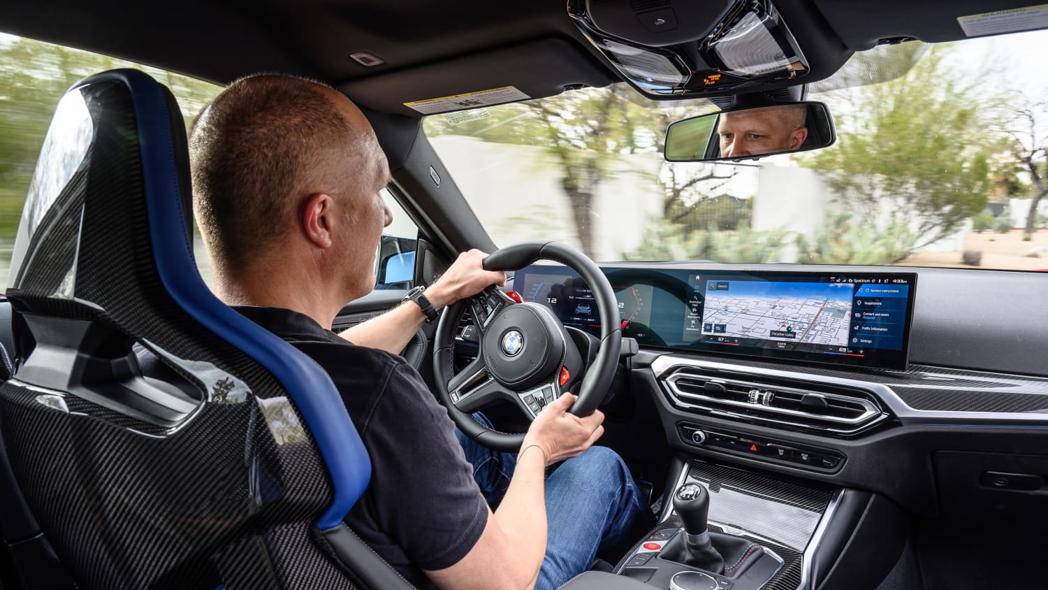 Blick in das Cockpit des BMW M2