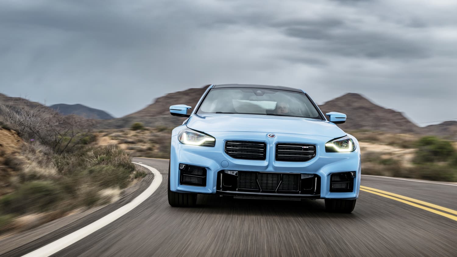 Fahraufnhame eines hellblauen BMW M2.