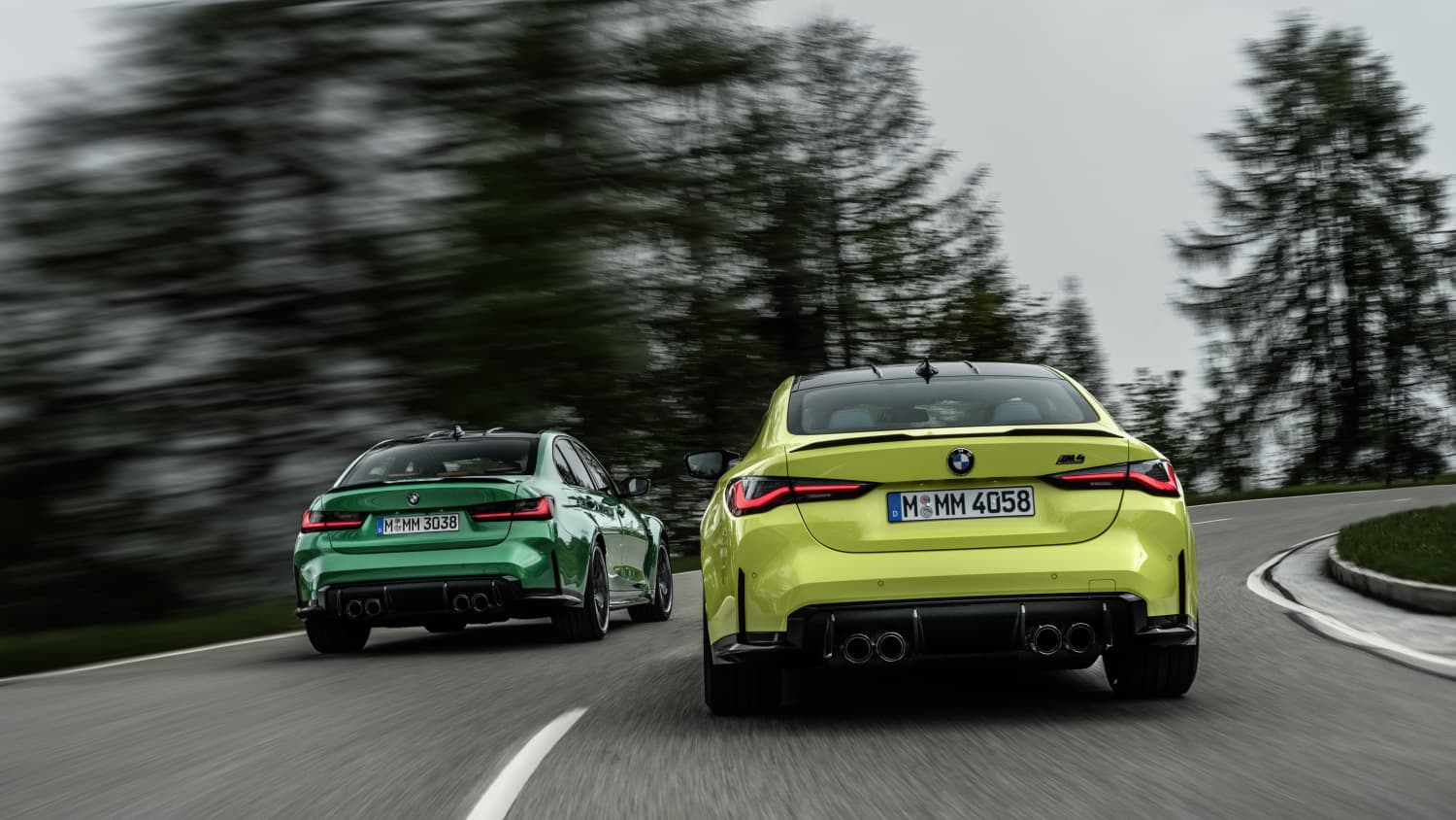 BMW M3 und BMW M4 fahrend von hinten