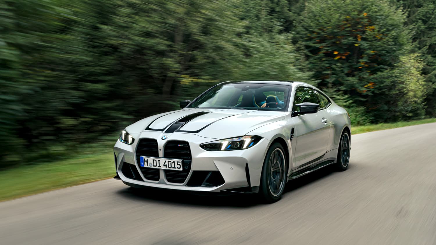 Frontansicht eines fahrenden BMW M4 nach Facelift