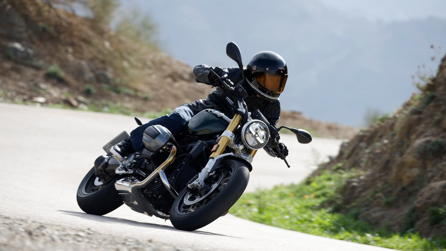 Frontansicht einer fahrenden BMW R 12 Nine T